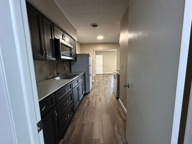 Building Photo - 2 Bedroom, 1 Bathroom Upper Level Apartment!