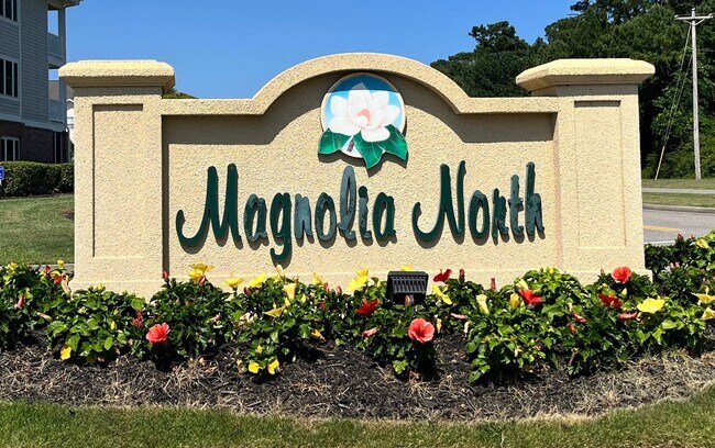 Foto del edificio - ONE MONTH FREE with an eighteen-month lease! First Floor Furnished Condo with One Bedroom at Magn...