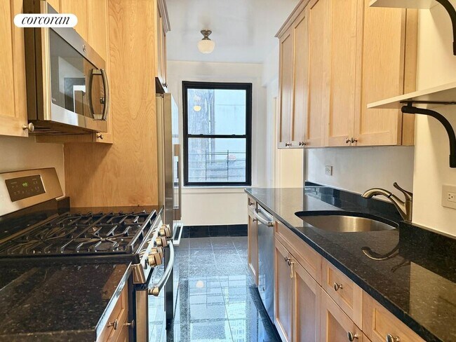Building Photo - 210 E 68th St