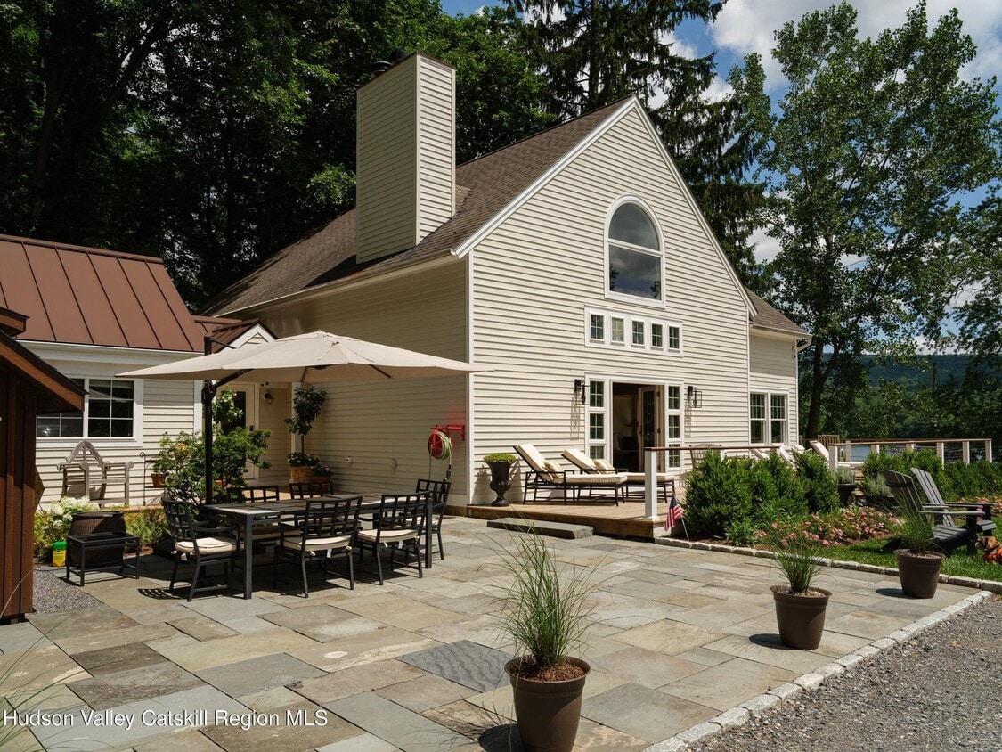 Primary Photo - 121 Queechy Lake Dr