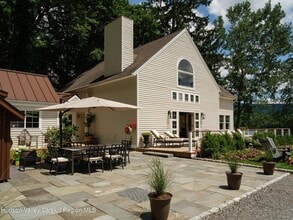 Building Photo - 121 Queechy Lake Dr