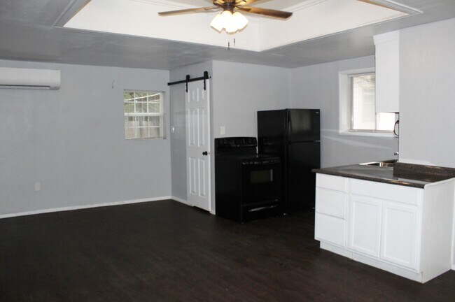 Foto del edificio - STUDIO GARAGE APARTMENT, ALL BILLS PAID