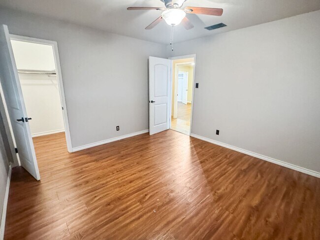 Building Photo - 3 Bed 2 Bath