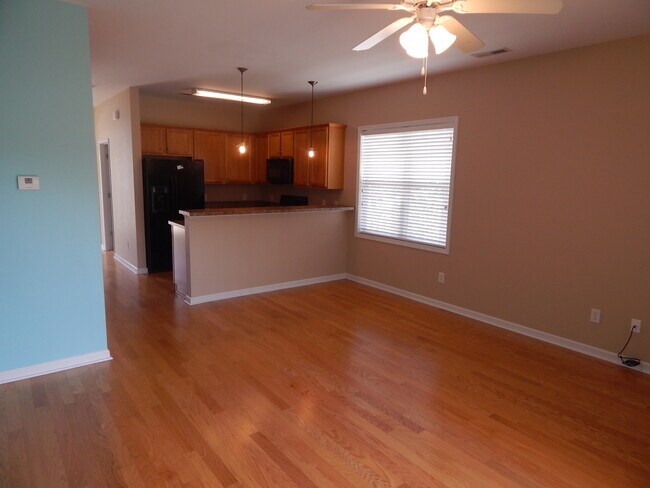 Foto del edificio - End Unit 3 Bedroom/3 Bath in Saylor's Watch. Trash included!