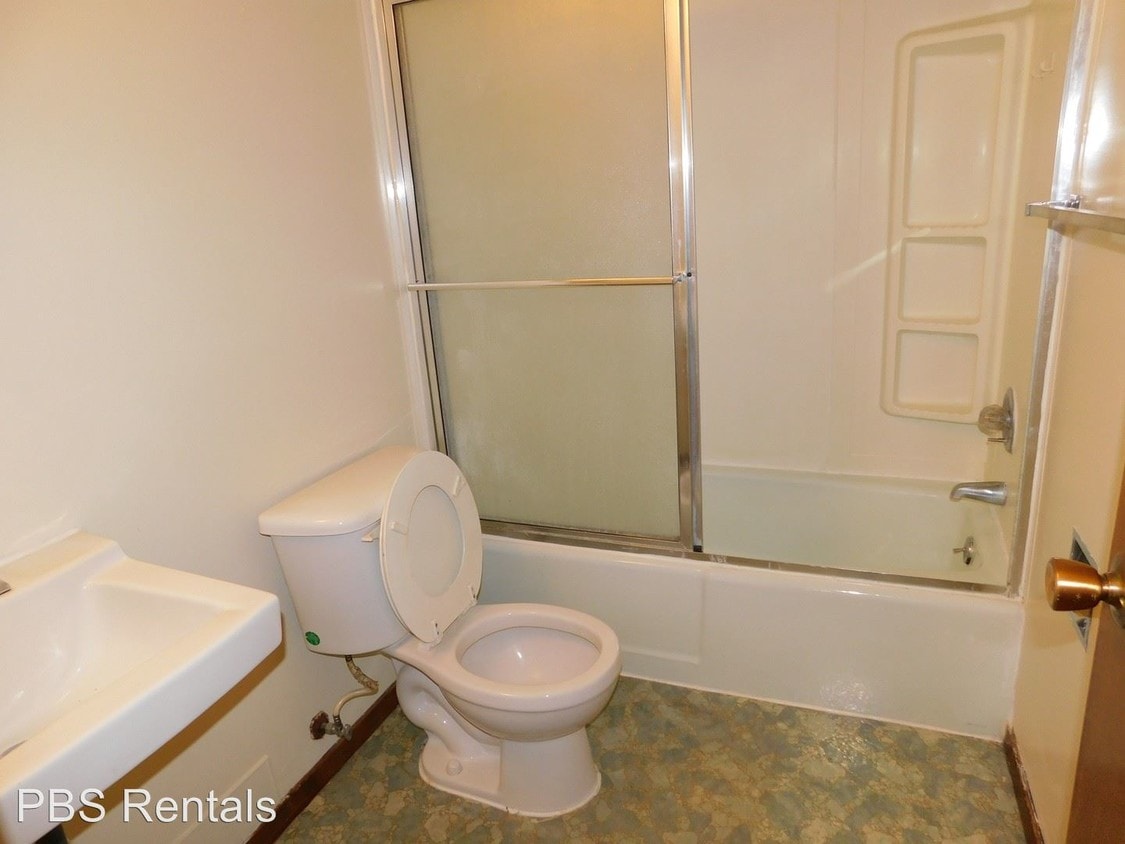 625 Forest Ave, Crete, NE 68333 Apartment for Rent in Crete, NE