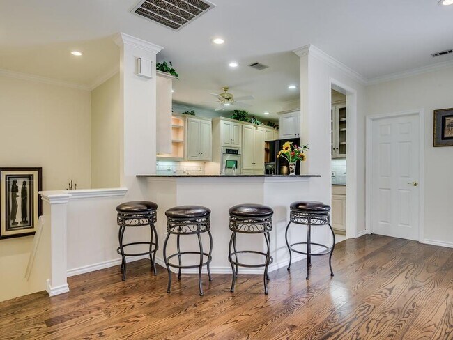 Building Photo - 5509 Oakwood Cove