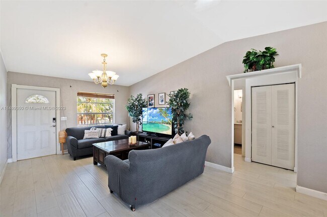 Foto del edificio - 7786 Ridgewood Dr