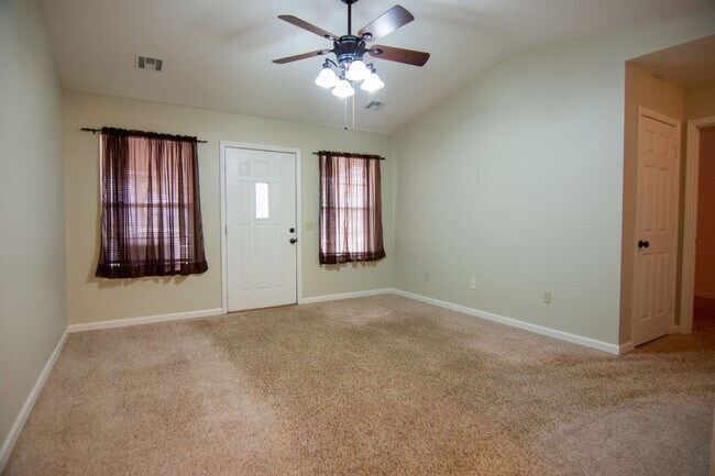 Building Photo - 2 bedroom, 2 bath duplex in Oklahoma