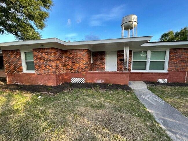 Foto del edificio - Newly Renovate 4 bedroom 2 bath Home in Li...