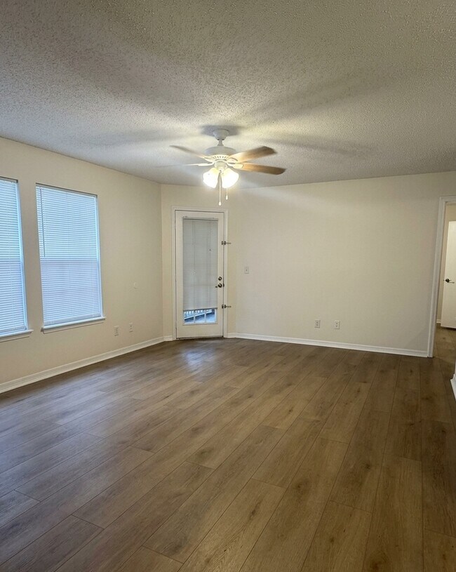 Foto del edificio - 6064 Westgate Dr
