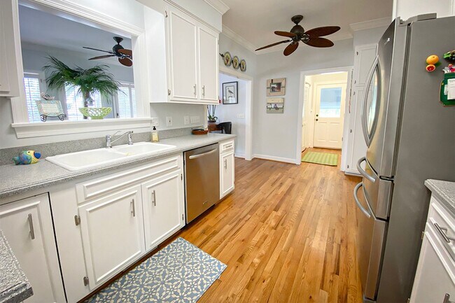 Foto del edificio - Beautifully FURNISHED Off Season 3bd/2.5 BA Single Family Home