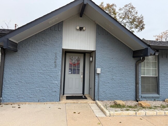 Building Photo - 1043 Elmwood-