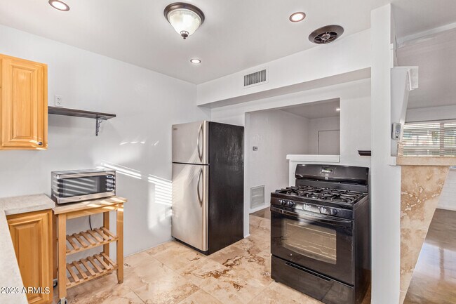 Building Photo - 6841 E 2nd St