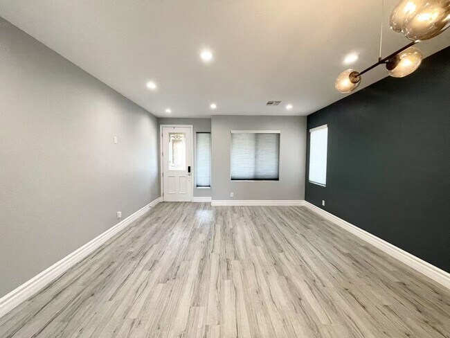 Building Photo - Welcome to a stunning 4-bedroom, 3-bath Home