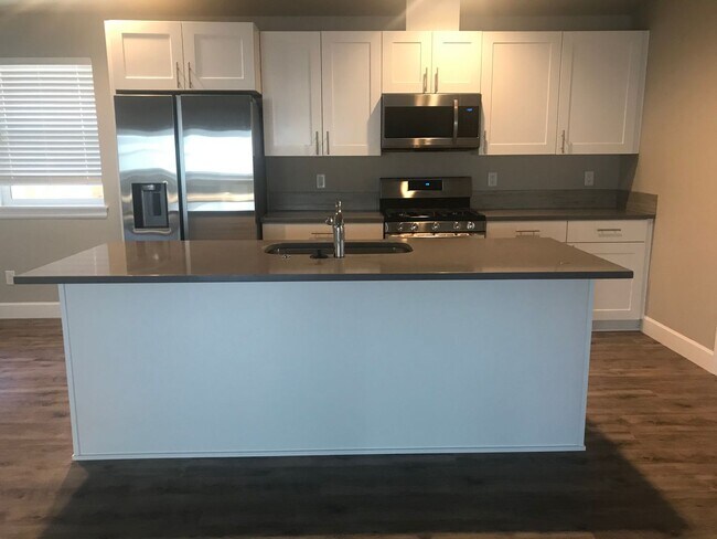 Building Photo - Pet Friendly, Single Level 3 Bedroom Home ...