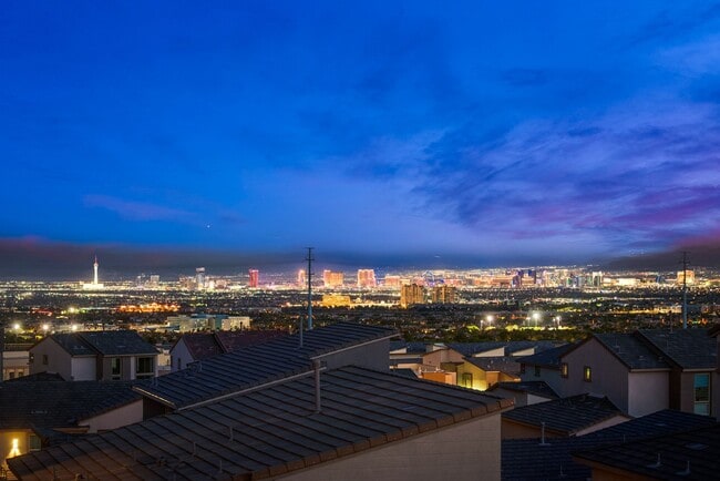 Foto del edificio - Tri-Level Three Bedroom Home with Spectacular City & Mountain Views