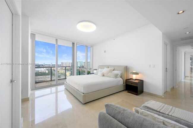Foto del edificio - 17121 Collins Ave