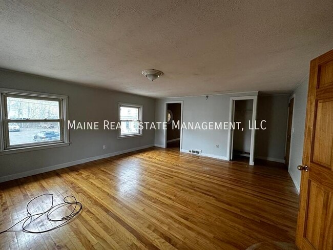 Building Photo - 142 Pine St