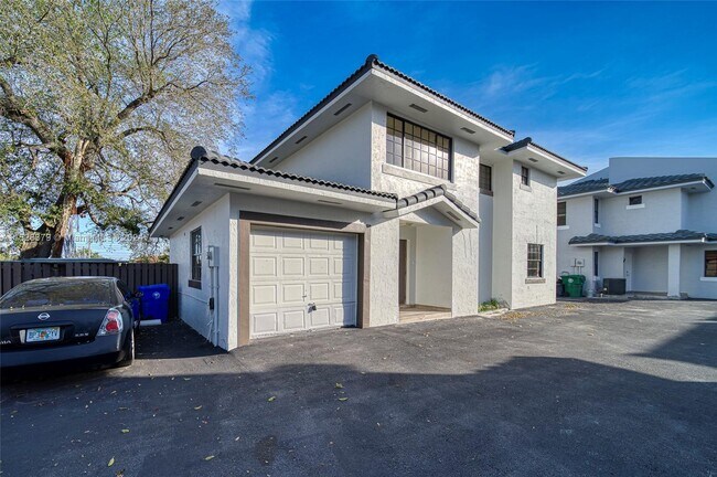 Building Photo - 821 NW 33rd Ave