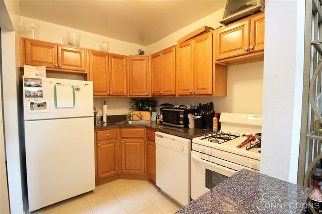 Building Photo - 325 E 64th St