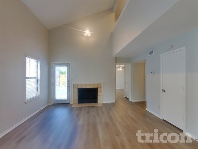 Building Photo - 1611 Sunset Village Dr