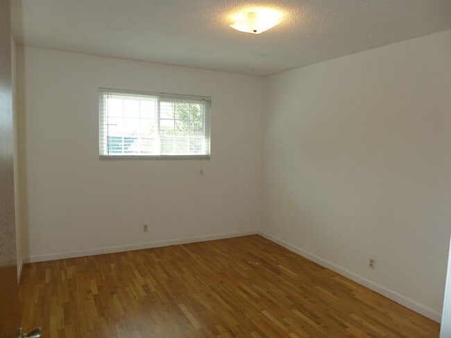 Building Photo - 45 Crescent Dr