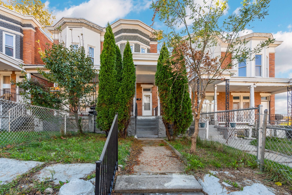 Primary Photo - 3043 Belmont Ave