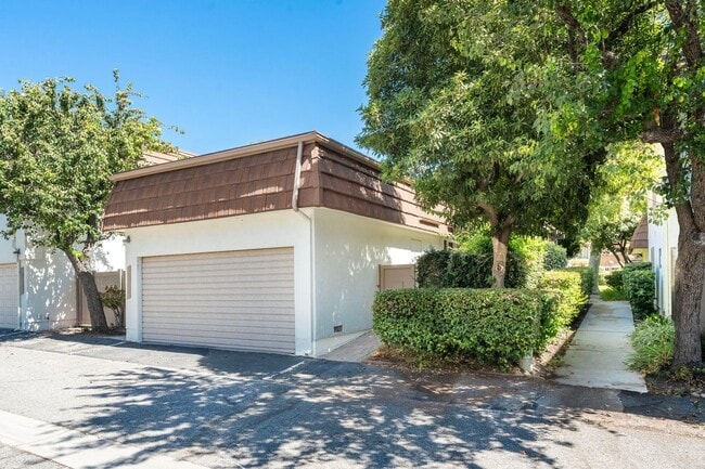 Building Photo - Updated 2&2 RockPointe next to the Green Belt