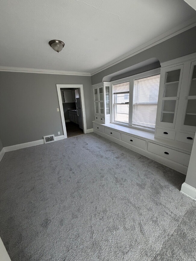 Building Photo - Must See Upper Unit