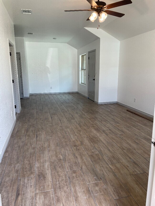 Building Photo - 2420 Duntov Dr