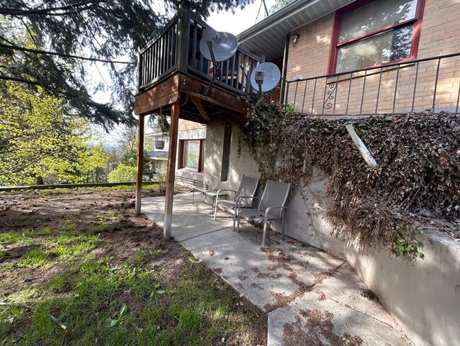 Building Photo - 750 W Cliff Dr