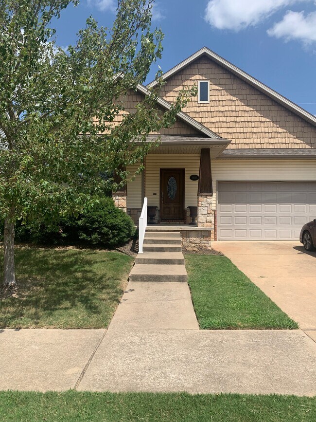 Building Photo - 1410 NE Dysart Woods Ln