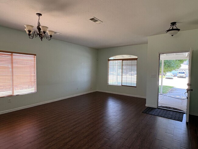 Foto del edificio - GRAND 4-Bedroom Home in Tehachapi City