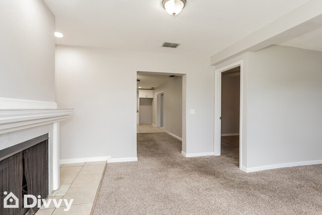 Foto del edificio - 2430 Meadow Ln