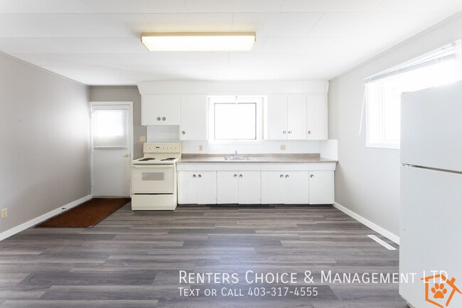 Building Photo - Long Term Single-Level Townhouse Opportunity in Coaldale