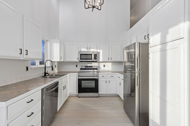 Building Photo - 87 Summit View Rd