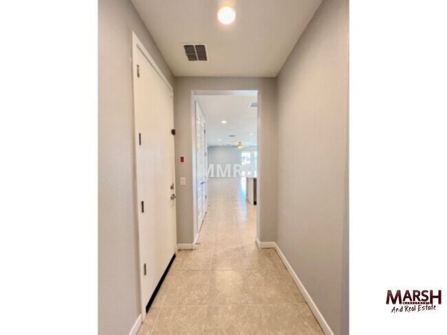 Building Photo - Great 5 bedroom home in Phoenix gated comm...