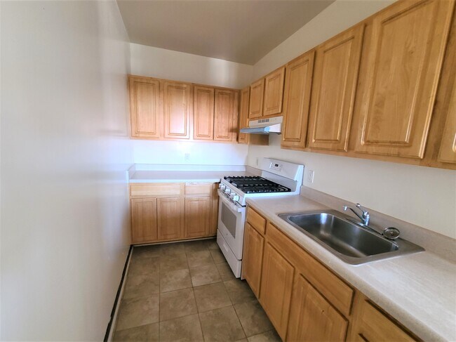 Building Photo - 1702 Park Pl