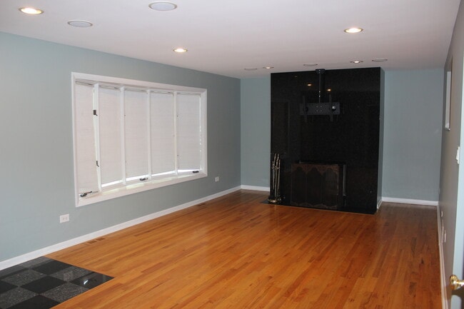 Building Photo - 10 Crestview Dr