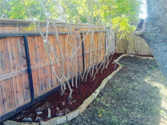Foto del edificio - 2102 High Bluff Dr