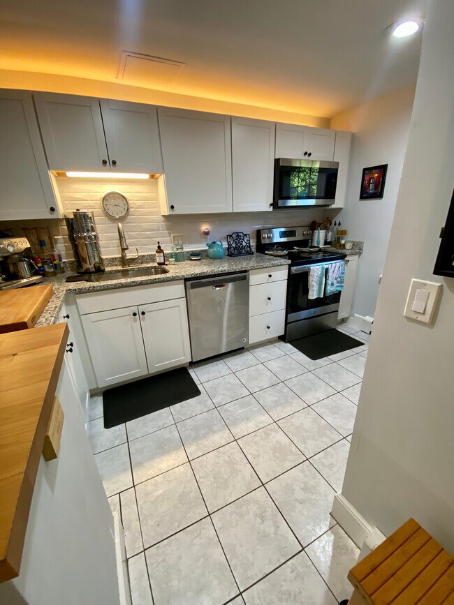380 Ocean Rd Unit 17, Portsmouth, NH 03801 Condo for Rent in