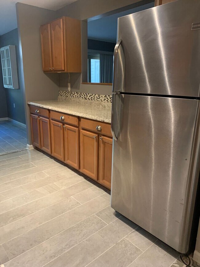 Building Photo - 2 Bedroom gas heat, designated parking, PE...
