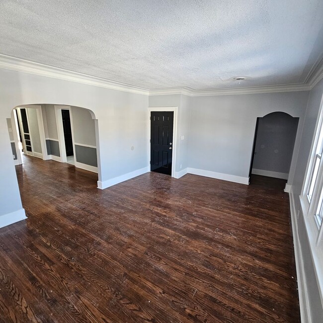 Building Photo - CORTLAND FLAT