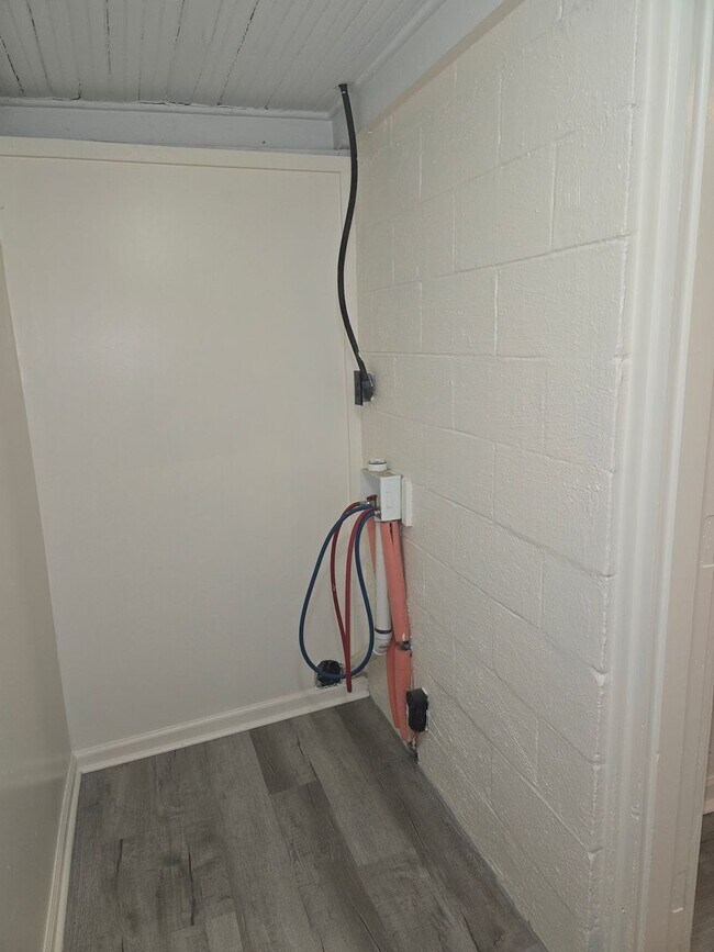 Building Photo - R- 903/905 Highland Dr