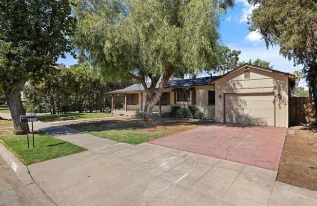 Building Photo - 1204 E Sequoia Ave