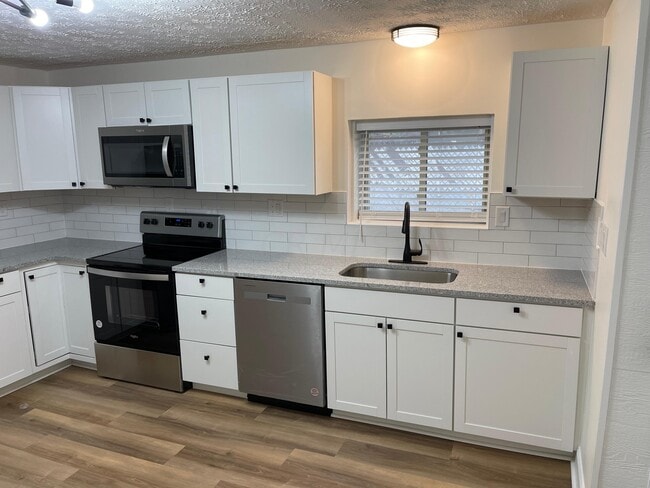 Building Photo - 1855 Tanis Dr
