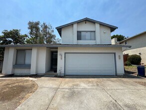 Building Photo - 34 Doral Way