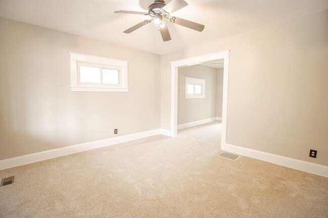 Building Photo - Cute three bedroom home in East Toledo!