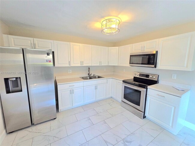 Foto del edificio - 121 San Remo Blvd