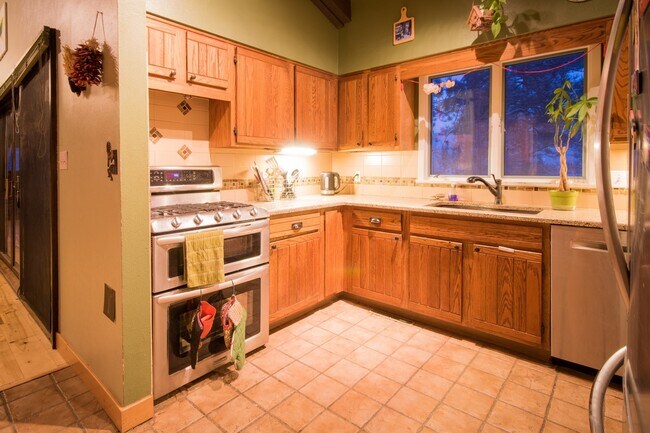 Foto del edificio - Spacious, light-filled 3 bed/2 bath home i...
